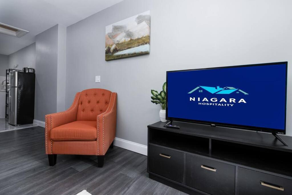 Cozy Micro Apartment, Minutes From Falls Niagara Falls Bagian luar foto